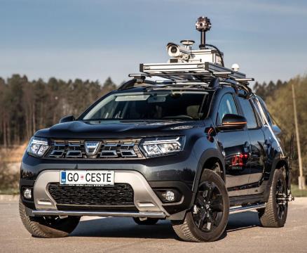 DACIA Duster temno sive kovinske barve - snemanje cest
